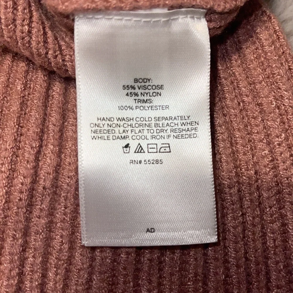 Express Pretty Pink Sweater w/ Detailed Neckline & Front Knit Pattern - Large - Picture 8 of 8